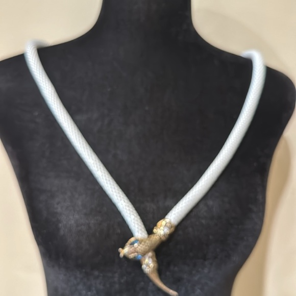 DL Auld White Mesh Snake Belt Necklace Crystal Blue Eyes Gold Tone VTG Signed. - Picture 10 of 11